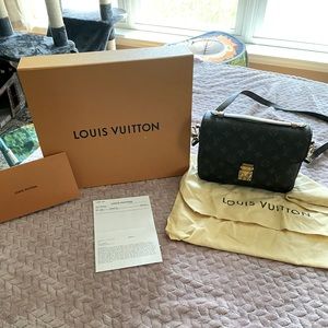 Gently used Pochette Metis and I will not text or email. SCAMMERS beware.